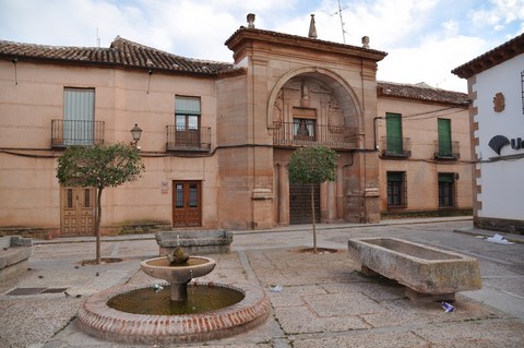 Plaza del Doctor Alberdi y Casa del Arco